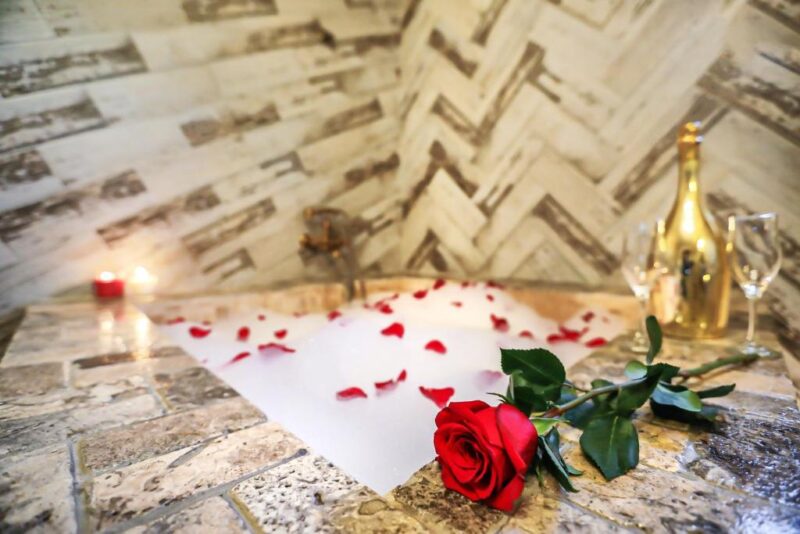 jacuzzi-romantica-studio-king-cu-o-canapea-extensibila-transilvania-mansion-brasov.jpeg
