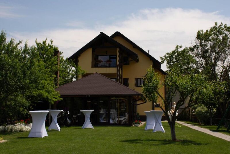vila-janine-garden-brasov.jpeg